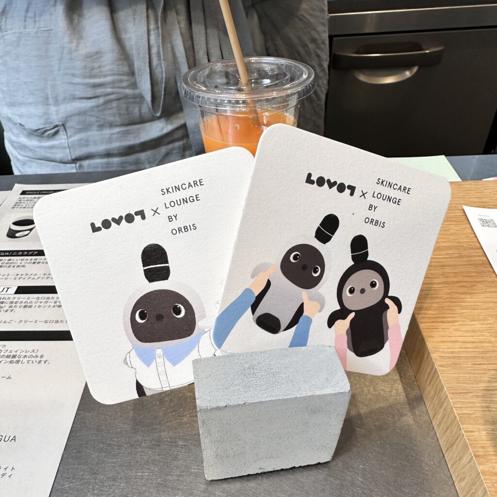 『SKINCARE LOUNGE BY ORBIS』のJUICE BARで貰えるペーパーコースターの画像